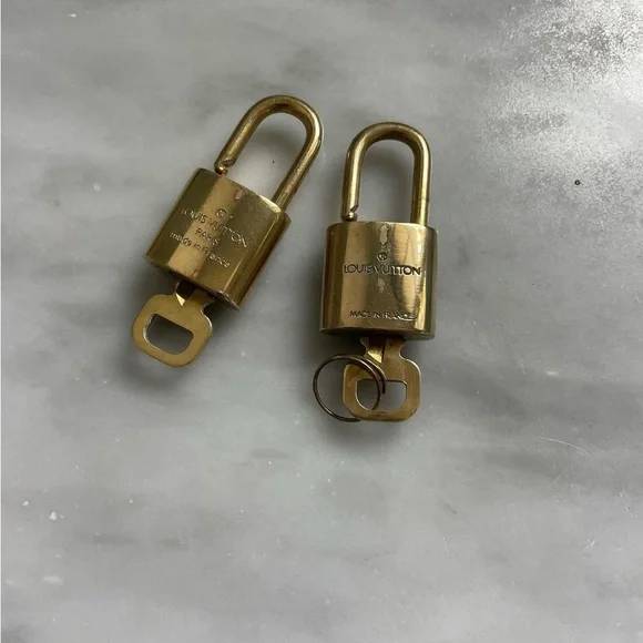🌿authentic Louis Vuitton bundle of 2 locks. - Picture 2 of 4